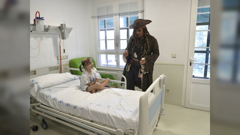 Johnny Deep visita Hospital Infantil en Madrid disfrazado de ‘Jack Sparrow’