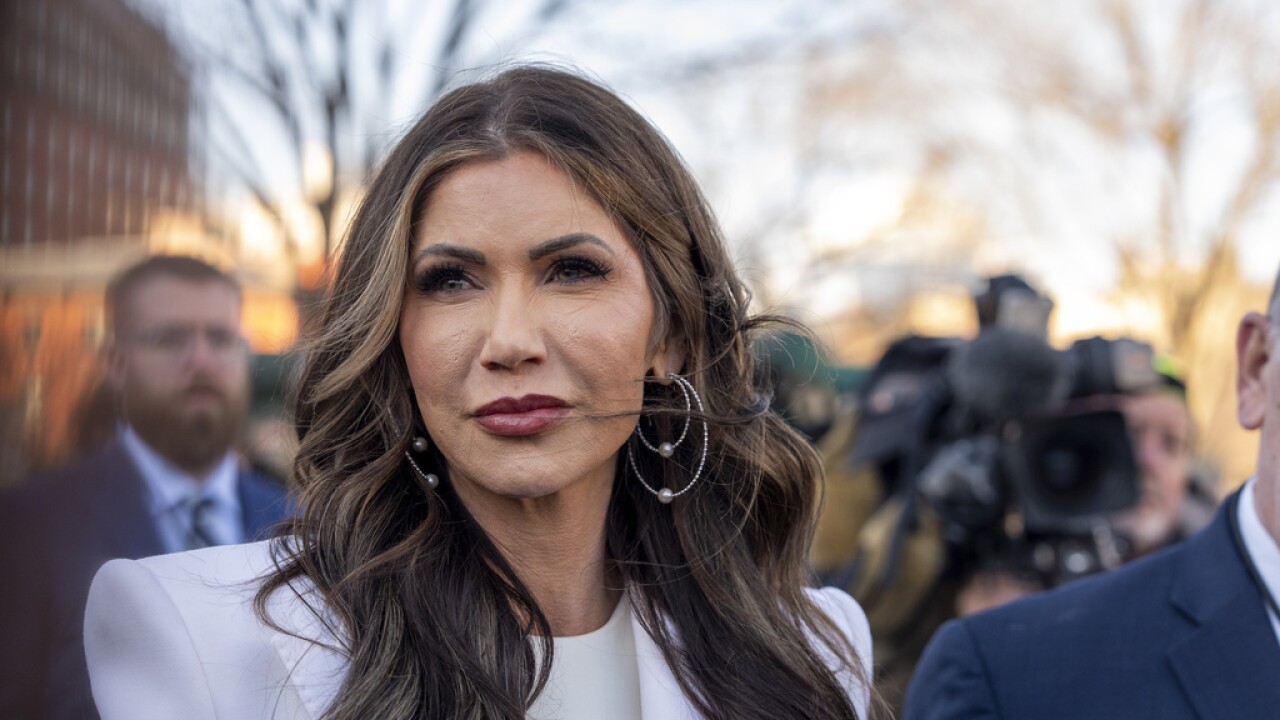 Hospitalizan de emergencia a Kristi Noem