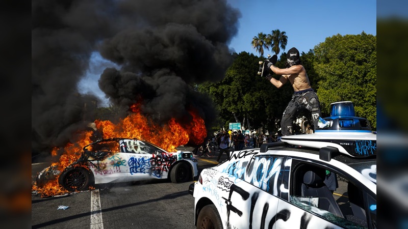 La alcaldesa de Los Ángeles declara el ‘toque de queda’