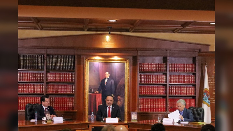 Presenta Edy Izaguirre dos obras clave para la historia del constitucionalismo mexicano