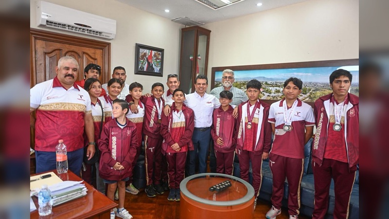 Recibe alcalde de Victoria a medallistas de plata y bronce