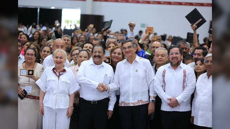 Refrenda AVA alianza con maestros; entrega 284 condecoraciones