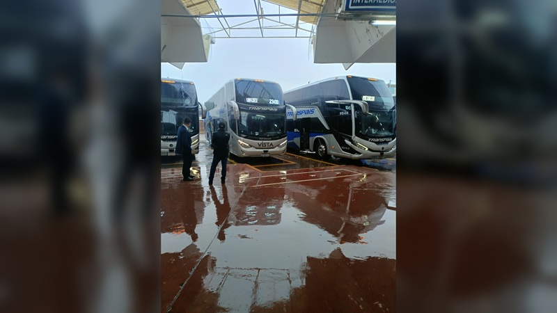 Autobuses quedan varados en Victoria por lluvias y cierre de carreteras