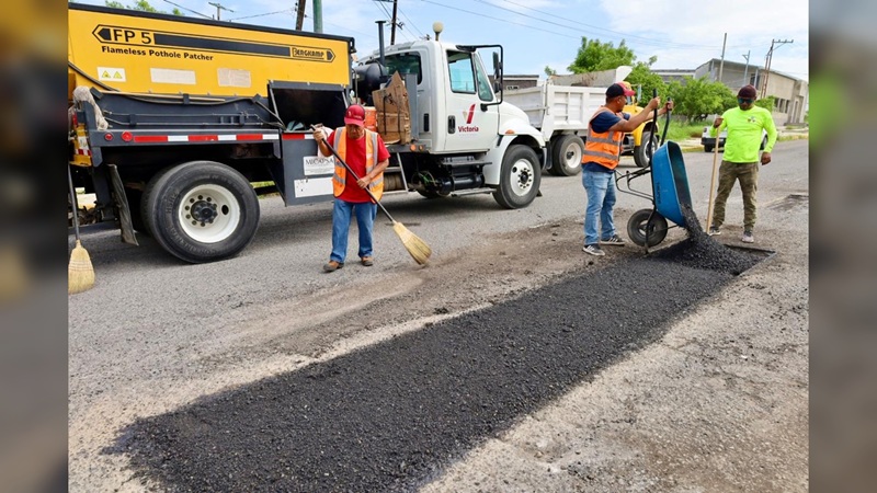 Avanza programa de bacheo en calles de la Capital