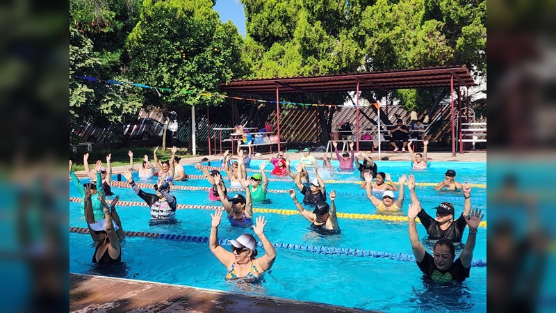 Bailan al ritmo del verano en la alberca de la Unidad Deportiva en NLD