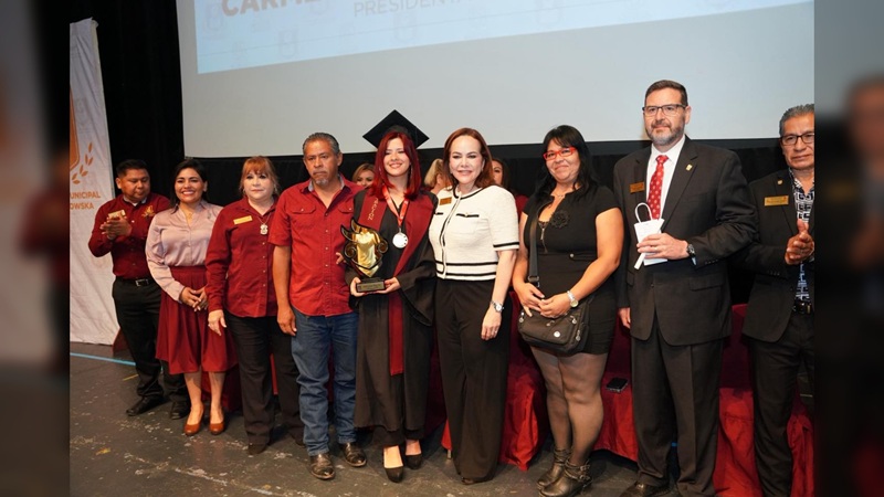 Carmen Lilia es madrina de generación de la Preparatoria Municipal “Elena Poniatowska”