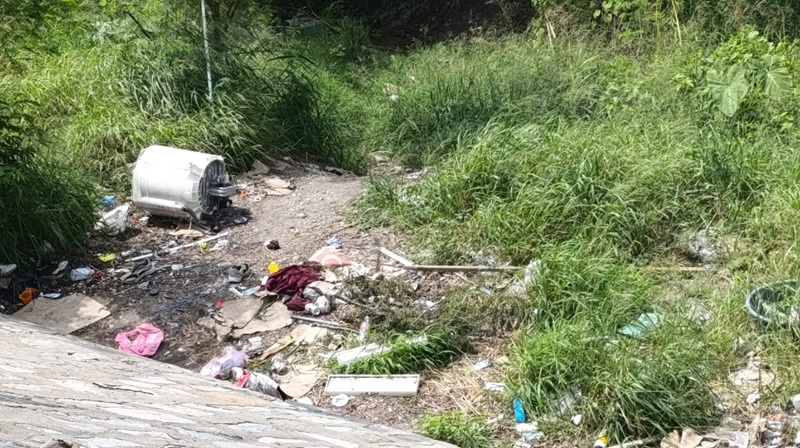 Ciudadanos siguen tirando basura al lecho del río San Marcos