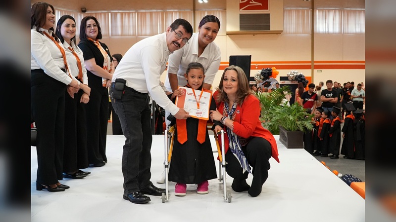 El rector Dámaso Anaya y la Lic. Isolda Rendón presiden graduación de los CENDIS de la UAT