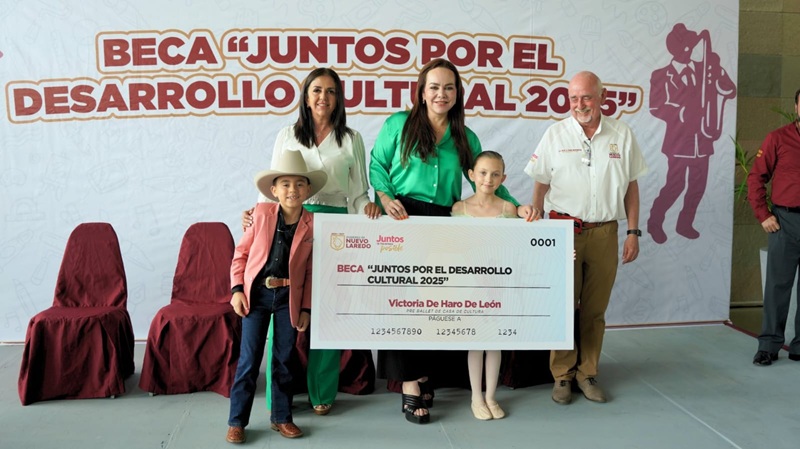 Entrega Carmen Lilia becas culturales y refrenda compromiso con artistas locales