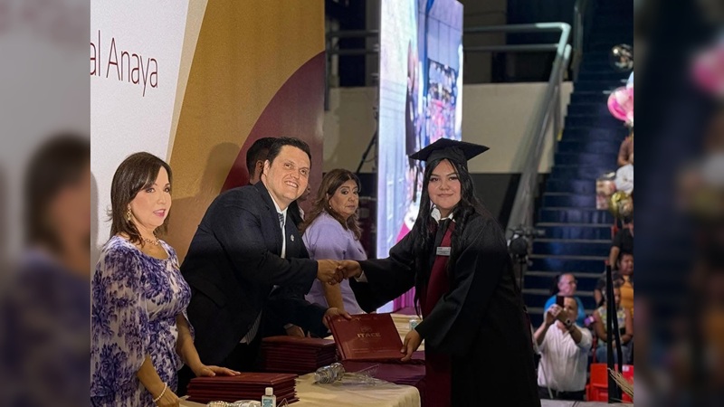 Felicita Humberto Prieto a sus nuevos ahijados del ITACE Reynosa