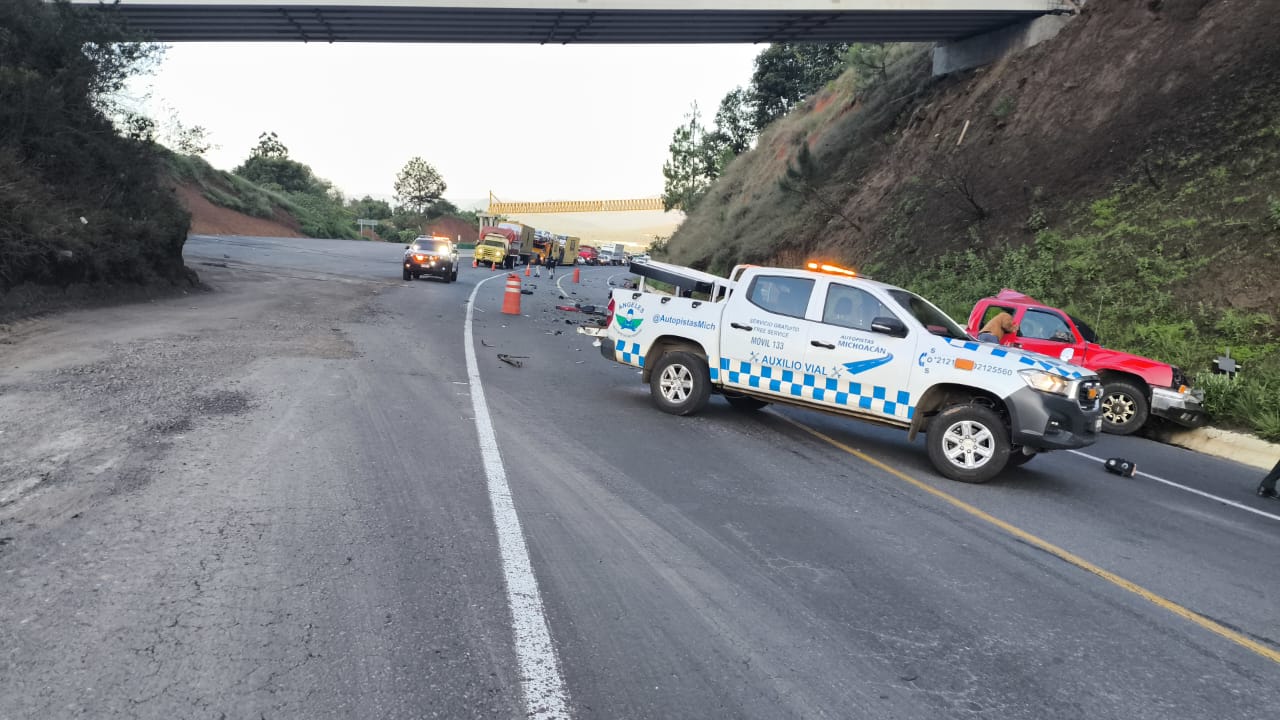 Seis cortadores de aguacate mueren por viajar irresponsablemente en la caja de camioneta pickup, en la siglo XXI