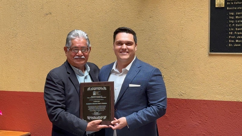Recibe reconocimiento Ing. Marte R. Gómez Segura, en CDMX, el presidente de la JUGOB