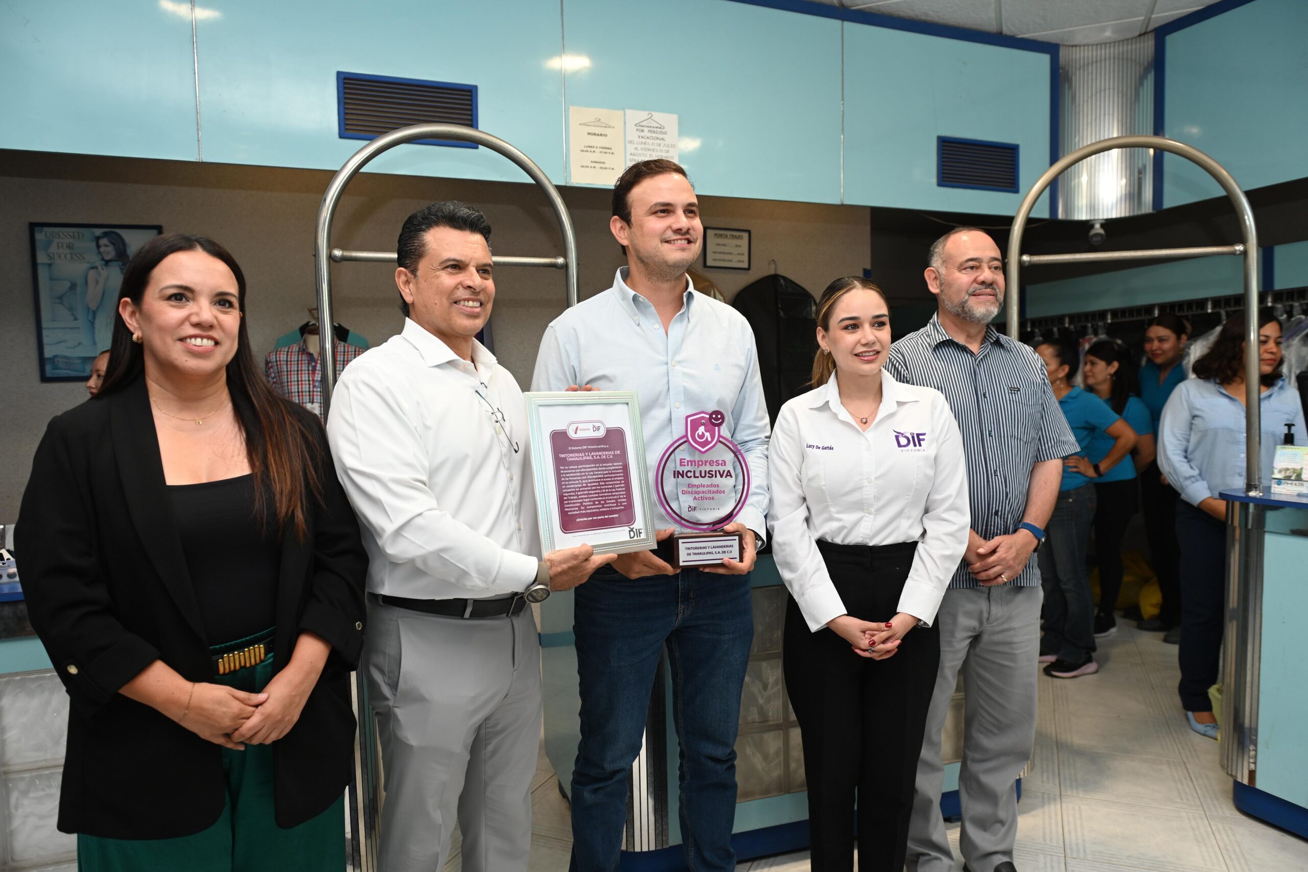 DIF Victoria entrega insignia a empresa inclusiva
