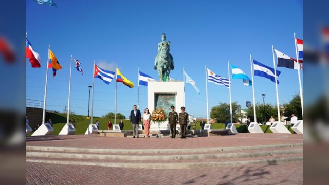 Conmemora Gobierno de NLD 243 aniversario del Natalicio de Simón Bolívar