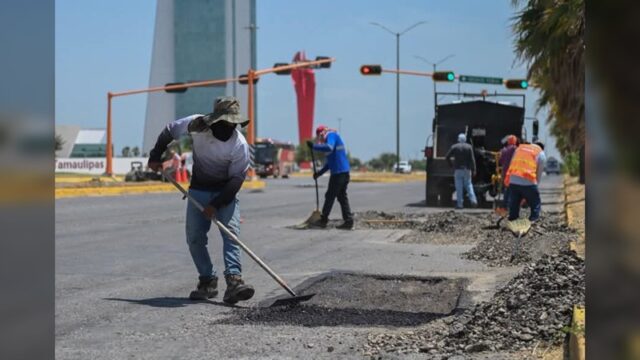 Continúa bacheo en periodo vacacional para mejorar calles de Victoria