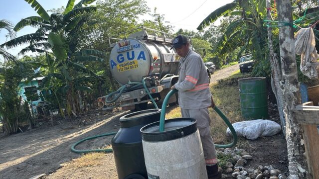 Distribuye COMAPA Altamira agua en pipas a residentes de zona rural