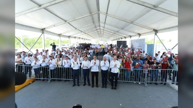 Inaugura Américo obra vial y entrega escrituras a familias matamorenses
