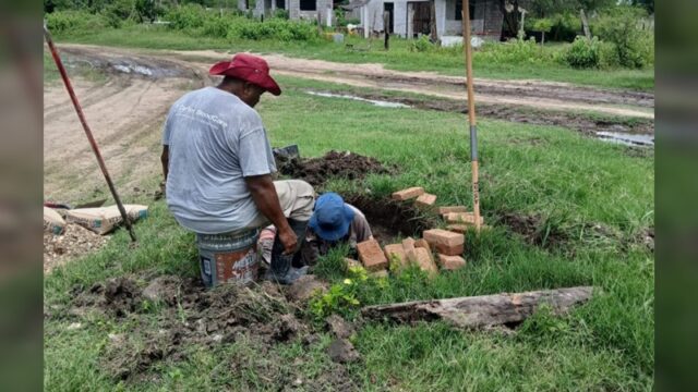 Repone COMAPA Altamira brocales de pozos de visita dañados