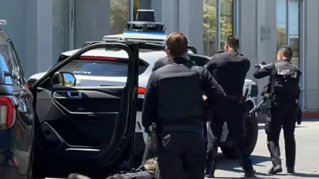 Robotaxi ‘Waymo’ detectó conducta sospechosa y retiene a 2 adolescentes en California