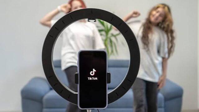Francia prohíbe el acceso a redes sociales a menores de 15 años